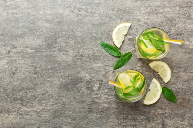 Caipirinha, Mojito kokteyli, limonlu votka veya soda, masa arkasında nane ve saman. Naneli, limonlu, cam manzaralı, ferahlatıcı bir içecek..