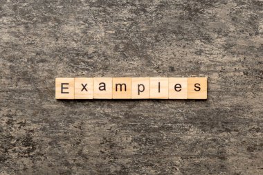 Tahta bloğa yazılmış örnekler. Örneğin tablo üzerinde metin, konsept.