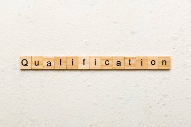 Tahta blokta yazılı bir kelime. tablo üzerinde nitelik metni, konsept.