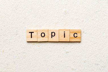 Tahta blokta yazan başlık. Deksing, konsept için çimento masadaki konu metni.