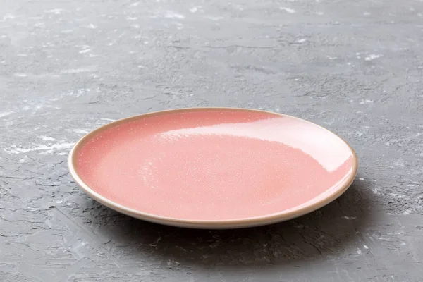 Çimento arka planında boş pembe plaka manzarası. Tasarımın için boş boşluk.