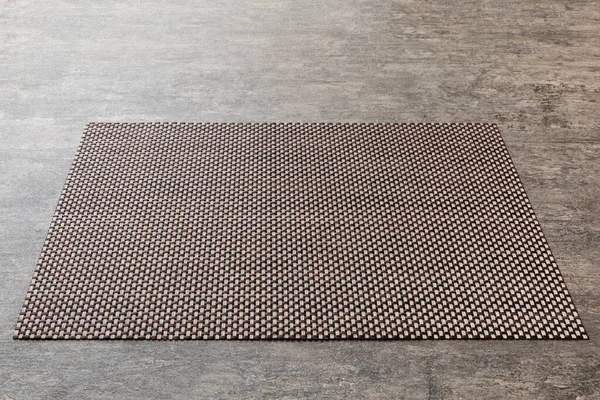 Çimento arka planındaki yemek için gri masa örtüsünün perspektif görüntüsü. Tasarımın için boş boşluk.