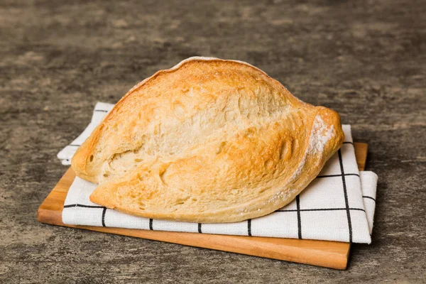 Pão Acabado Assar Tábua Corte Contra Fundo Madeira Branca Perspectiva — Fotografia de Stock