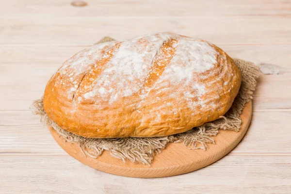 Frisch Gebackenes Brot Auf Schneidebrett Vor Weißem Holzhintergrund Perspektivische Ansicht — Stockfoto