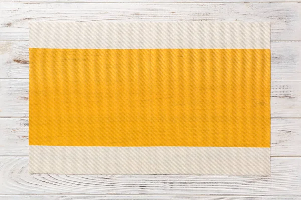 Draufsicht Auf Gelbe Tischdecke Für Lebensmittel Auf Zementhintergrund Leerer Raum — Stockfoto