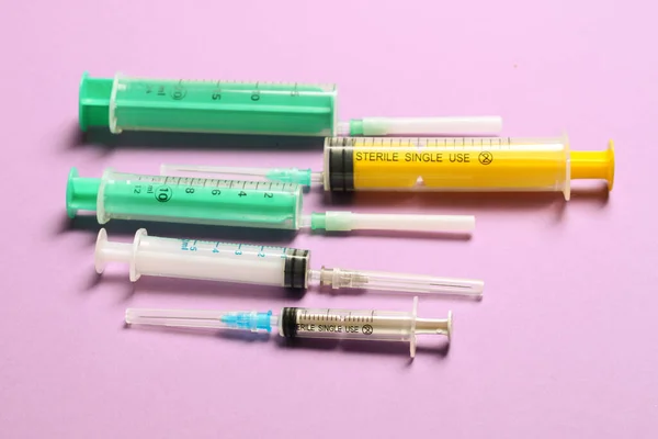 Draufsicht Auf Verschiedene Spritzen Auf Violettem Hintergrund Medizinisches Injektionskonzept Mit — Stockfoto