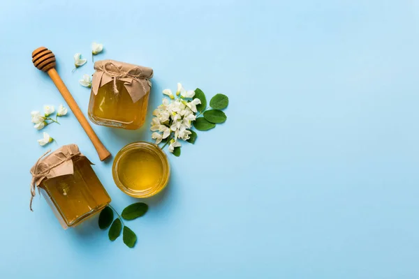 Botol Madu Dengan Bunga Akasia Dan Daun Tampilan Atas Madu — Stok Foto