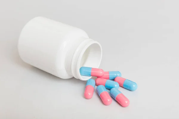 Laç Şişesinden Alınan Farklı Uyuşturucu Sağlık Takviyesi Hapları Renkli Arka — Stok fotoğraf