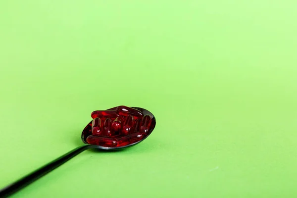 Kapsułki Witaminowe Łyżce Kolorowym Tle Tabletki Były Zdrowym Posiłkiem Czerwony — Zdjęcie stockowe