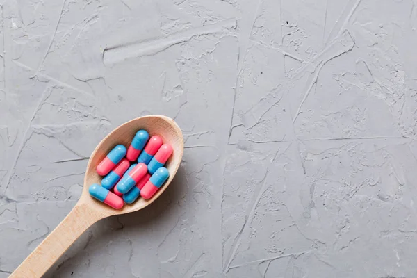 Capsule Vitaminiche Cucchiaio Fondo Colorato Pillole Servito Come Pasto Sano — Foto Stock