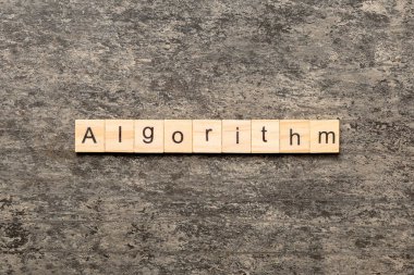 Tahta bloğa yazılmış algoritma kelimesi. Tablo üzerinde algoritma metni, konsept.