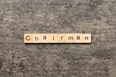 Tahta blokta Başkan 'ın sözü yazılı. CHAIRMAN metin beton masa üzerinde desing, konsept için.