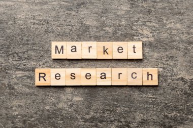 Tahta blokta yazan pazar araştırması kelimesi. Market Araştırma metni çimento masasında desing, konsept için.