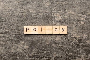 Tahta blokta yazılı poliçe kelimesi. Çimento masasında poliçe metni desing, konsept için.