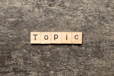 Tahta blokta yazan başlık. Deksing, konsept için çimento masadaki konu metni.