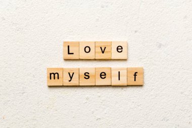 Ahşap bloğa yazılmış sözlerimi seviyorum. Çimento sehpasında senin Top view konseptin için kendimi seviyorum..