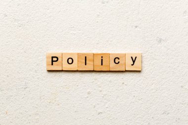 Tahta blokta yazılı poliçe kelimesi. Çimento masasında poliçe metni desing, konsept için.