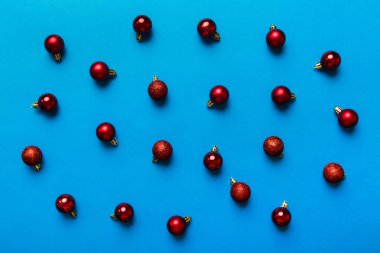 Christmas composition. a pattern of christmas balls on colored background. Flat lay, top view New year decor.