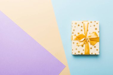 Tatil kağıdı hediyesi olarak sarı kurdeleli papyon önlük ve fotokopi alanı kullanıldı. Tatil geçmişi düzdü. Doğum günü ya da Noel hediyesi. Kopya alanı olan Noel hediyesi kutusu konsepti.