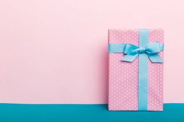 Bayram el yapımı kağıtlar mavi kurdeleli papyon görünümlü fotokopi alanı ile bağlandı. Tatil geçmişi düzdü. Doğum günü ya da Noel hediyesi. Kopya alanı olan Noel hediyesi kutusu konsepti.