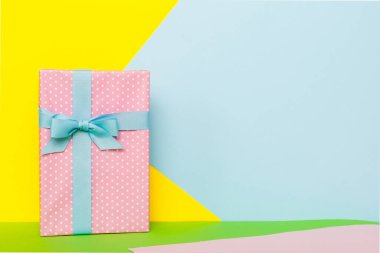 Bayram el yapımı kağıtlar mavi kurdeleli papyon görünümlü fotokopi alanı ile bağlandı. Tatil geçmişi düzdü. Doğum günü ya da Noel hediyesi. Kopya alanı olan Noel hediyesi kutusu konsepti.