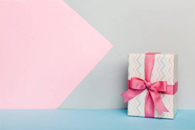 Tatil kağıdı hediyesi pembe kurdeleli pruva manzaralı fotokopi alanı. Tatil geçmişi düzdü. Doğum günü ya da Noel hediyesi. Kopya alanı olan Noel hediyesi kutusu konsepti.