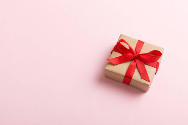 Paketlenmiş Noel ya da renkli kurdeleli el yapımı el yapımı diğer Noel hediyeleri. Hediye kutusu, hediye süslemesi, kopya alanı ile üst görünüm.