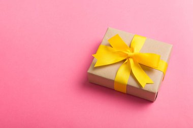 Paketlenmiş Noel ya da renkli kurdeleli el yapımı el yapımı diğer Noel hediyeleri. Hediye kutusu, hediye süslemesi, kopya alanı ile üst görünüm.