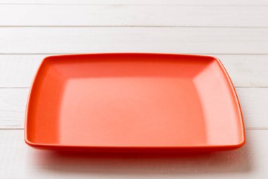 Ahşap zemindeki boş kare plakanın perspektif görüntüsü. Tasarımın için boş boşluk.