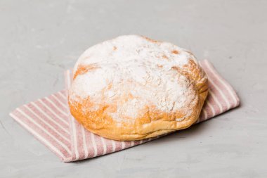 Peçetenin üstünde taze taze taze ekmek, üst manzara. Sağlıklı mayasız ekmek. Fransız ekmeği. Üst görünüm Fırın ürünleri.