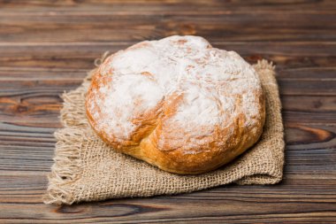 Kırsal masa manzaralı peçeteli taze pişmiş ekmek. Sağlıklı beyaz ekmek izole edilmiş..