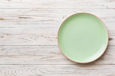 Ahşap zemin üzerinde boş yeşil plaka üst görünümü. Tasarımın için boş boşluk.