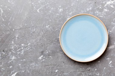 Beton zemin üzerinde boş mavi plaka üst görünümü. Tasarımın için boş boşluk.