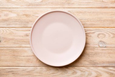 Ahşap zemin üzerinde boş ışık plakası üst görünümü. Tasarımın için boş boşluk.