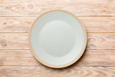 Ahşap zemin üzerinde boş ışık plakası üst görünümü. Tasarımın için boş boşluk.