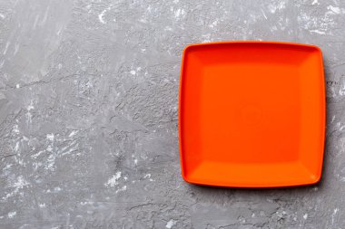 Çimento arka planındaki boş kare plakanın üst görünümü. Tasarımın için boş boşluk.