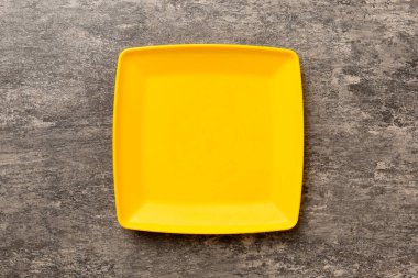 Çimento arka planındaki boş kare plakanın üst görünümü. Tasarımın için boş boşluk.