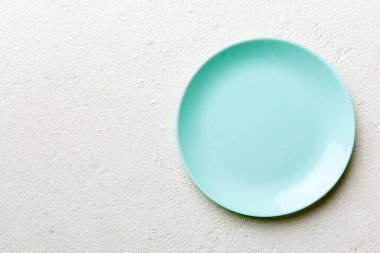 Beton zemin üzerinde boş mavi plaka üst görünümü. Tasarımın için boş boşluk.