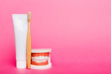 Ağız gargarası ve diğer ağız temizliği ürünleri renkli masa üstünde fotokopi alanı olan ürünler. Düz yatıyordu. Diş hijyeni. Ağız bakım kiti. Dişçi konsepti.