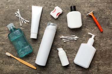 Banyo ürünleri için model düz yatak, spa jileti, diş macunu, sabun, jöle ve diğer çeşitli aksesuarlar. Cilt sağlığı için kozmetik. Logonuz için Bath Mockup.