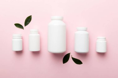 İlaçlar, ilaç şişesi, sağlık ve tıbbi destek. Vitamin hapları. Yeşil yapraklı vitaminler, doğal organik biyo takviyeler, fotokopi alanı..