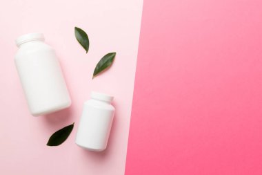 İlaçlar, ilaç şişesi, sağlık ve tıbbi destek. Vitamin hapları. Yeşil yapraklı vitaminler, doğal organik biyo takviyeler, fotokopi alanı..