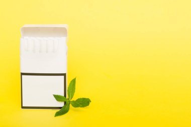 Bir paket mentollü sigara ve renkli masada taze nane şekeri, mentollü sigaralar düz yerde yatıyordu..