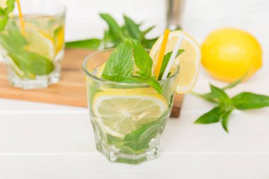 Mojito kokteyli. Limonlu, limonlu ve naneli mojito kokteylini uzun bir bardakta sopayla tazeliyorum..