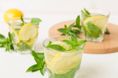 Mojito kokteyli. Limonlu, limonlu ve naneli mojito kokteylini uzun bir bardakta sopayla tazeliyorum..