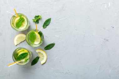 Caipirinha, Mojito kokteyli, limonlu votka veya soda, masa arkasında nane ve saman. Naneli, limonlu, cam manzaralı, ferahlatıcı bir içecek..