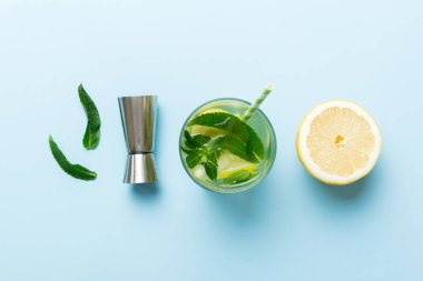 Caipirinha, Mojito kokteyli, limonlu votka veya soda, masa arkasında nane ve saman. Naneli, limonlu, cam manzaralı, ferahlatıcı bir içecek..