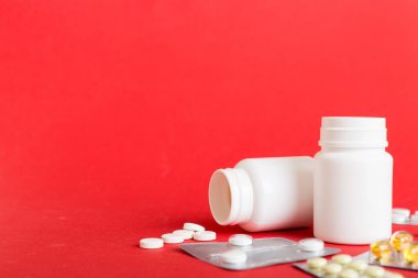 HIV enfeksiyonunun tedavisi için ilaç. Haplar, kapsüller ve masada savaş. Renkli arkaplanda kopyalama alanı olan farklı renkli tabletler.