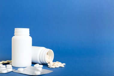 HIV enfeksiyonunun tedavisi için ilaç. Haplar, kapsüller ve masada savaş. Renkli arkaplanda kopyalama alanı olan farklı renkli tabletler.