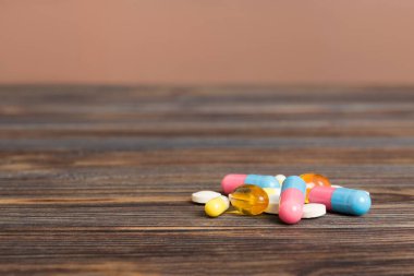 Çeşitli ilaç ve haplardan oluşan bir koleksiyon. Masa arkasında çeşitli ilaç hapları, haplar ve kapsüller var. Çeşitli ilaç tabletleri yığını. Sağlık hizmetleri.